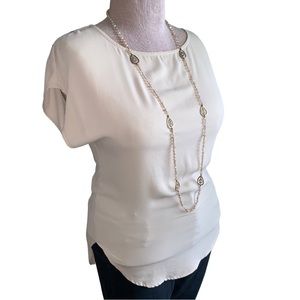 🔥Sale🔥2 pc Bundle 🌺Cream Blouse Size Large & Necklace